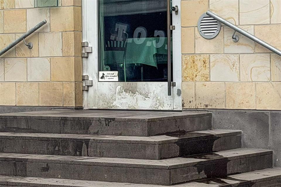 Spuren der Brandstiftung. (Archivbild)Matthias Rosenkranz/dpa
