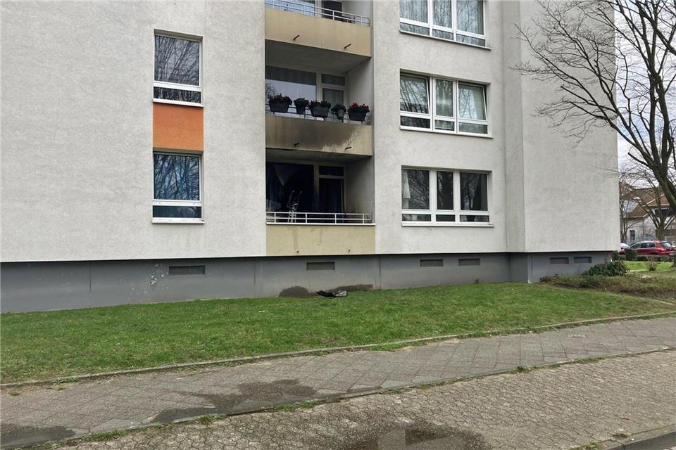 Spuren des Wohnungsbrands an der Fassade. Polizei Mettmann/dpa