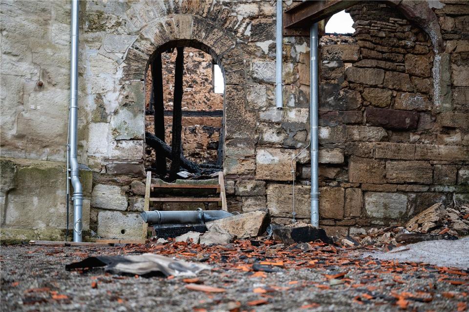 Spuren des nächtlichen Brandes in der Runneburg Weißensee. Die Burg aus dem 12. Jahrhundert ist ein bedeutendes romanisches Bauwerk.Jacob Schröter/dpa