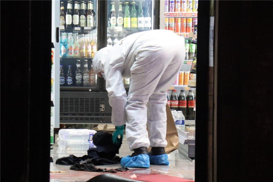 Spurensicherung am Tatort in Mannheim. Bei einer Gewalttat in einem Kiosk in der Mannheimer Innenstadt ist ein Mann schwer verletzt worden.René Priebe/dpa