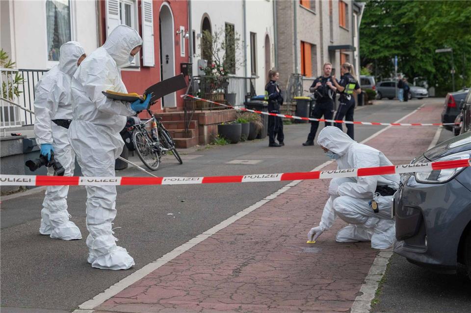 Spurensicherung der Polizei bei der Arbeit, nachdem ein 68-Jähriger in Köln niedergestochen und schwer verletzt wurde.Vincent Kempf/dpa
