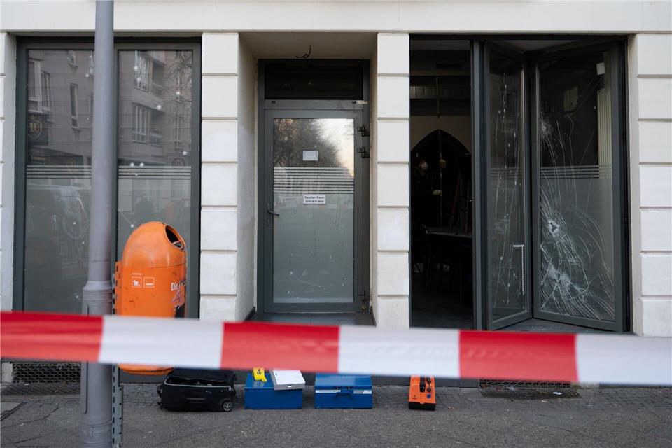 Spurensicherung der Polizei bei einem mutmaßlichen Sprengstoffanschlag auf ein Lokal in Kreuzberg. (Archivbild)Markus Lenhardt/dpa