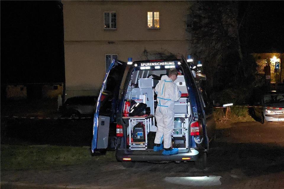 Spurensicherung im Einsatz: In Genthin wurde eine Frau getötet.Cevin Dettlaff/TNN/dpa