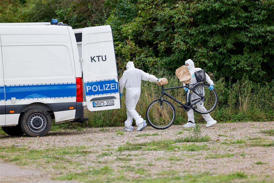 Spurensicherung nach Sabotage-Anschlägen auf das Stromnetz.Thomas Banneyer/dpa