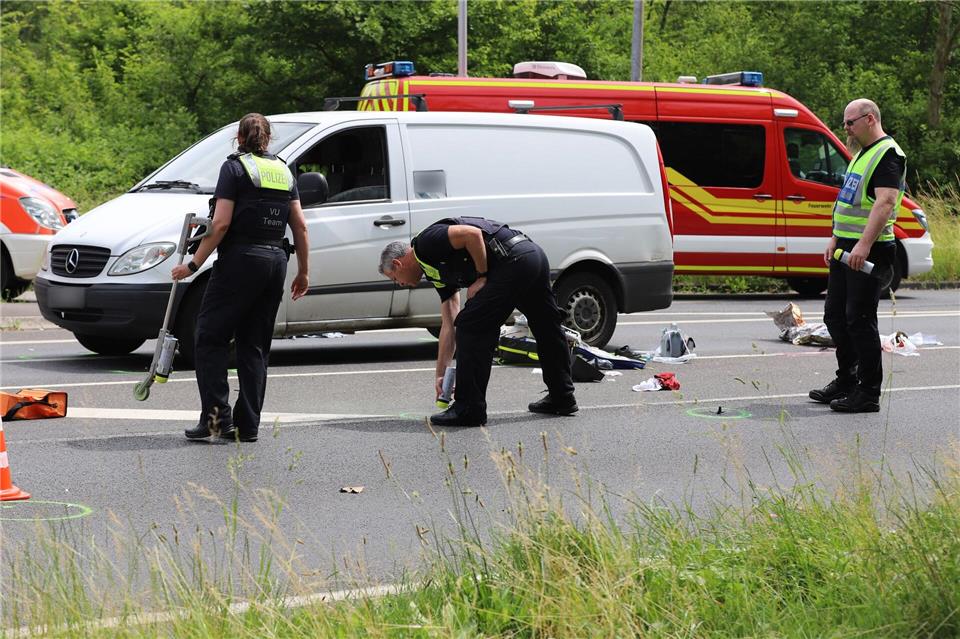 Spurensuche am Ort der Tragödie: Ein Jahr nach dem tödlichen Unfall an einer Kreuzung in Hürth beginnt vor dem Kölner Landgericht ein Prozess. (Archivfoto)Sascha Thelen/dpa