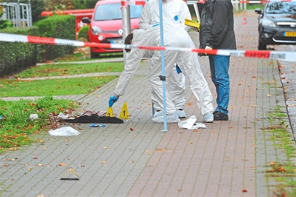 Spurensuche am Tatort Losserstraße in Gronau nach dem Anschlag auf den Anwalt am 6. November vergangenen Jahres. 