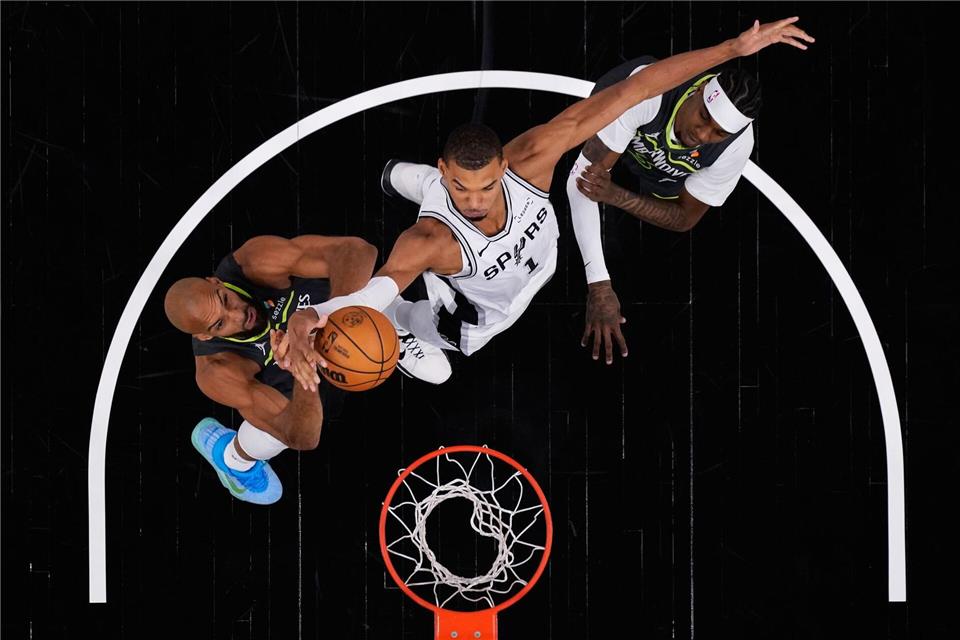 Spurs-Superstar Victor Wembanyama sorgte mit einem spektakulären Dunk für die ersten Punkte.Eric Gay/AP/dpa