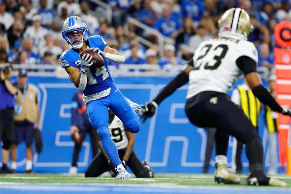 St. Brown (links) erzielte im ersten Saisonspiel zwei Touchdowns für die Lions.Rey Del Rio/AP/dpa