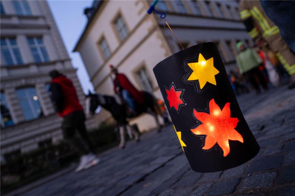 St. Martin auf dem Pferd, eine Laterne - in Bamberg wird das Martinsfest gefeiert.Pia Bayer/dpa