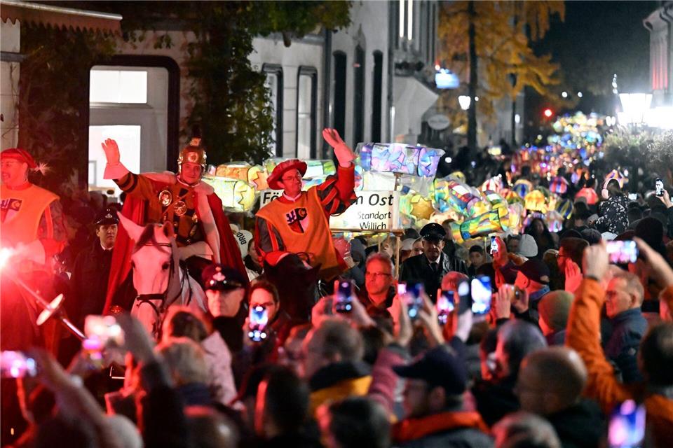 St. Martin hoch zu Ross beim Martinsumzug in Kempen. Roberto Pfeil/dpa