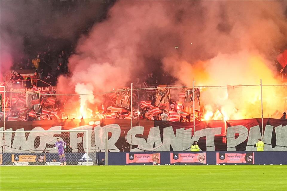 St.-Pauli-Fans brennen auf der Tribüne Feuerwerkskörper ab.Marcus Brandt/dpa