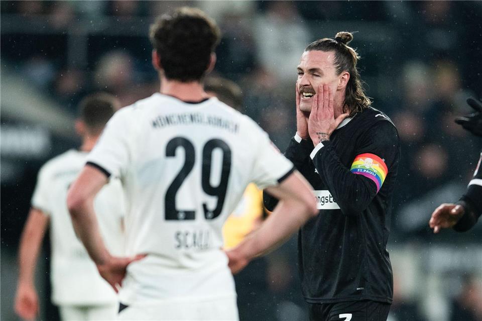 St.-Pauli-Kapitän Jackson Irvine (r) beim Spiel in Mönchengladbach.Marius Becker/dpa
