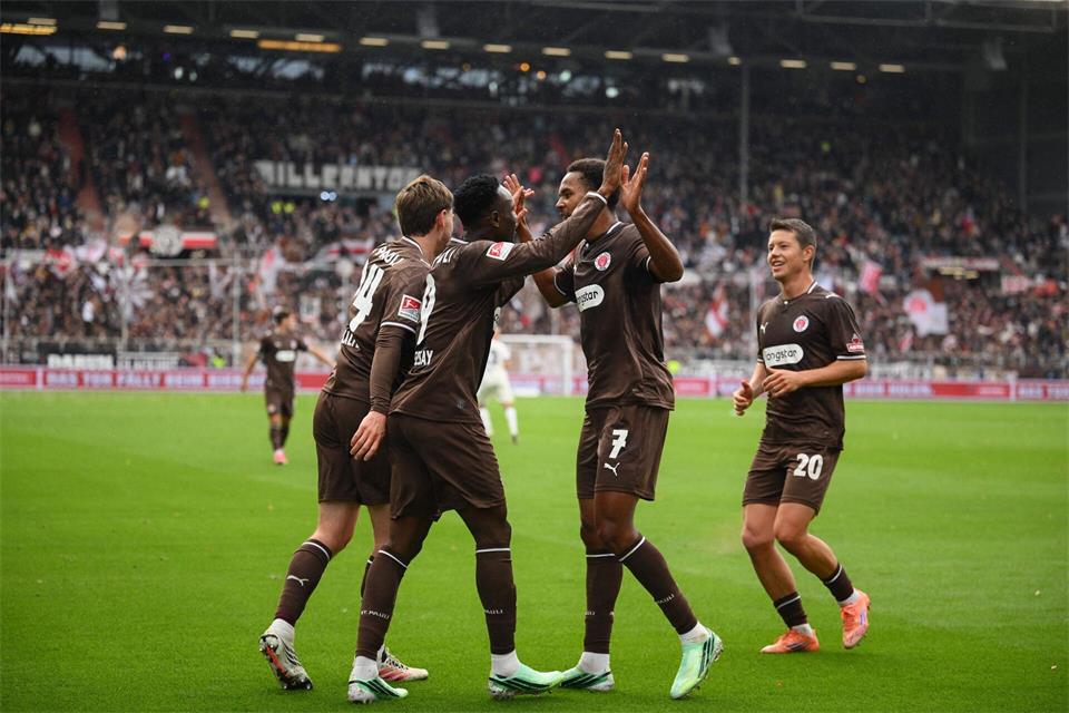 St. Pauli bejubelt den Treffer zum 1:0. Gregor Fischer/dpa