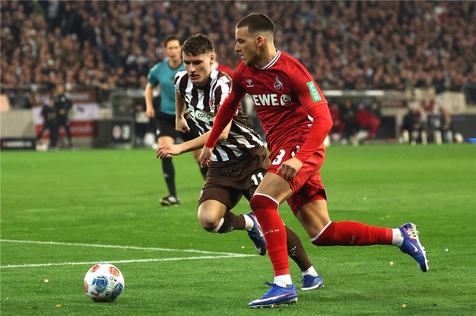 St. Paulis Arkadiusz Pyrka (l) und Kölns Said El Mala kämpfen um den Ball.Christian Charisius/dpa