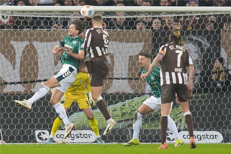 St. Paulis Hauke Wahl erzielt den Treffer zum 1:0 - auch dank Backhaus‘ Mithilfe.Marcus Brandt/dpa