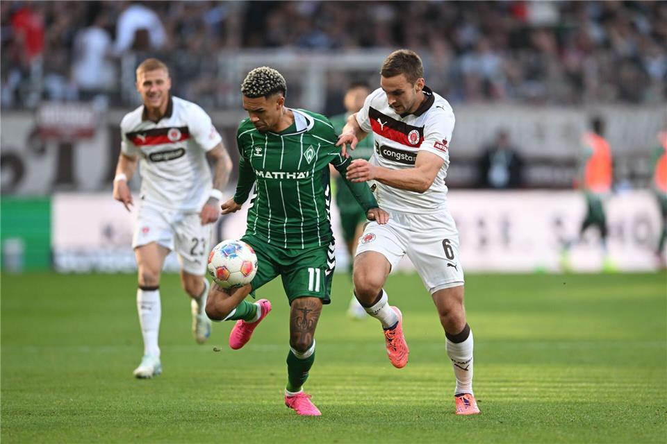 St. Paulis James Sands (r.) kämpft mit Werder-Profi Justin Njinmah in der Hinrundenpartie um den Ball.Carmen Jaspersen/dpa