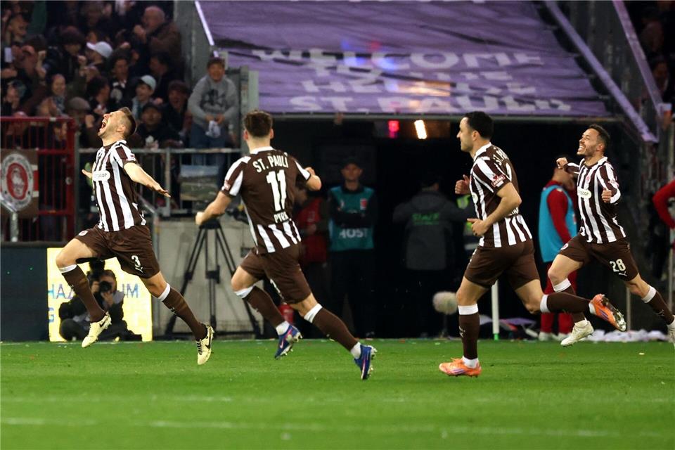 St. Paulis Karol Mets (l) feiert seinen Treffer zum 1:0 Treffer.Christian Charisius/dpa