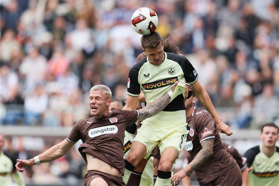 St. Paulis Louis Oppie (l) im Kopfballduell mit Kaiserslauterns Fabian Kunze.Selim Sudheimer/dpa