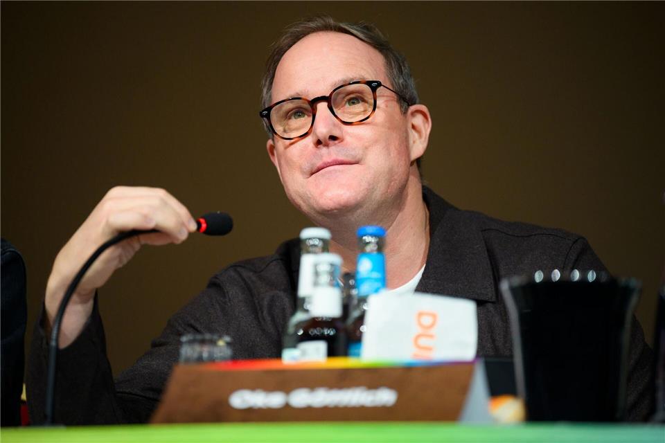 St. Paulis Präsident Oke Göttlich bei der Mitgleiderversammlung des Clubs.Gregor Fischer/dpa