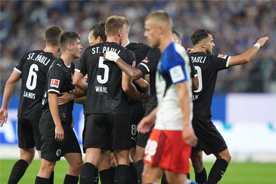 St. Paulis Spieler jubeln nach dem Treffer zum 0:1.Marcus Brandt/dpa
