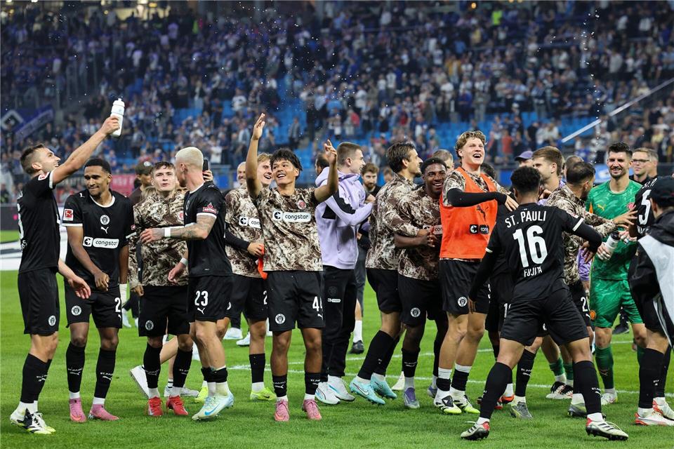 St. Paulis Spielern feiern nach dem Sieg in der Hinrunde. (Archivbild)Christian Charisius/dpa