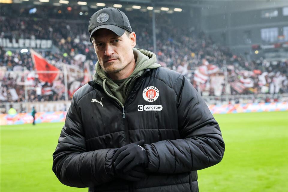 St. Paulis Trainer Alexander Blessin. (Archivbild)Christian Charisius/dpa