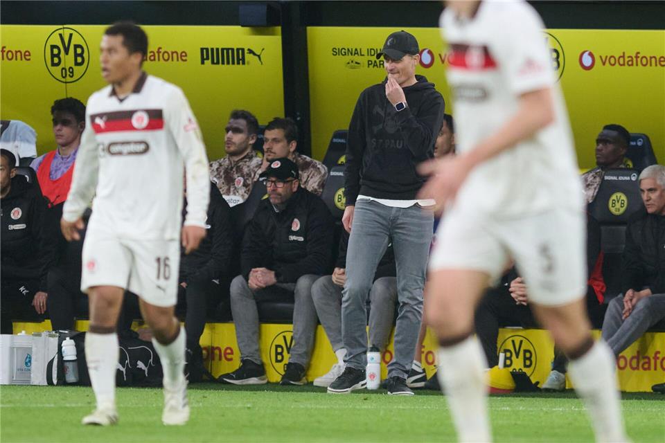 St. Paulis Trainer  Alexander Blessin beim Spiel in Dortmund.Bernd Thissen/dpa