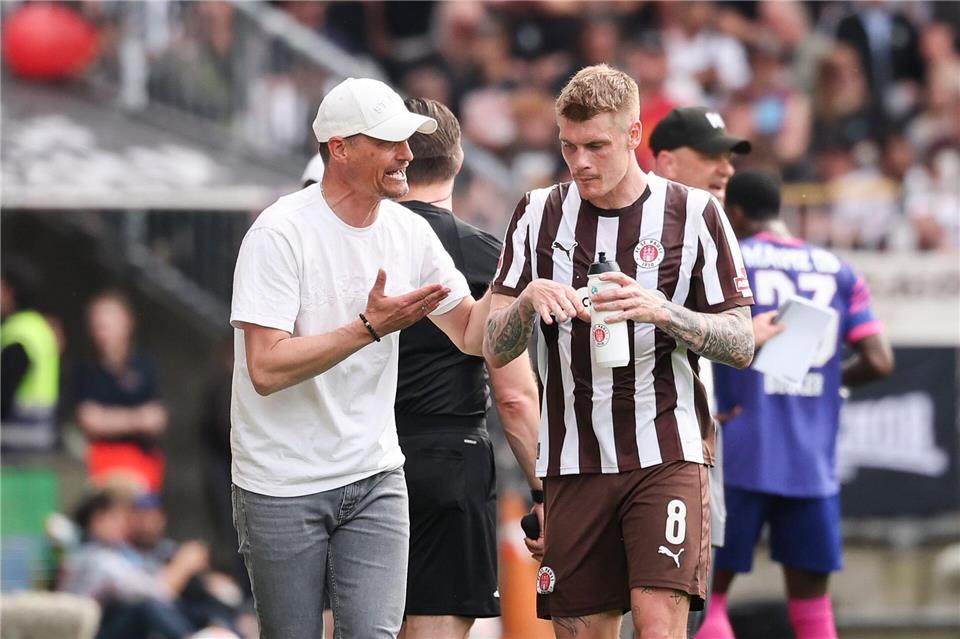 St. Paulis Trainer Alexander Blessin (l) spricht mit Eric Smith.Christian Charisius/dpa