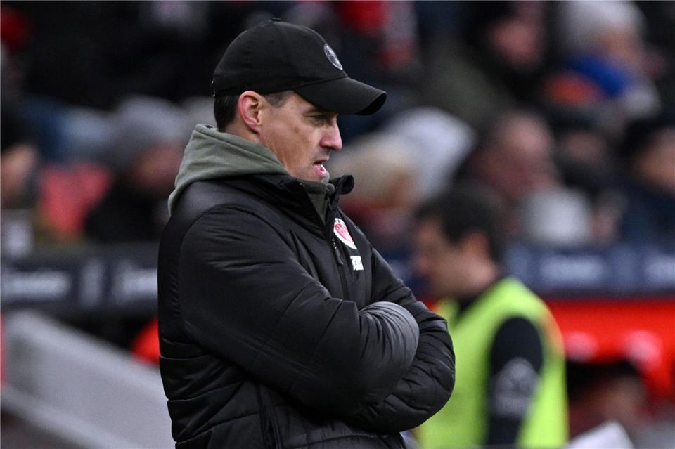 St. Paulis Trainer Alexander Blessin nach dem enttäuschenden 0:4 in Leverkusen. Federico Gambarini/dpa