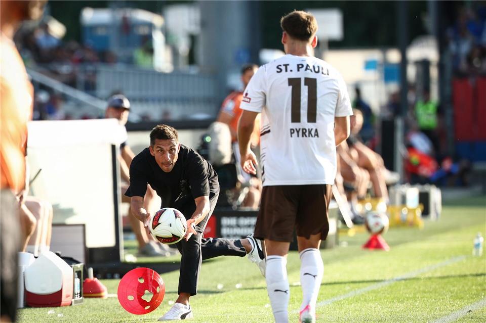 St. Paulis Trainer Marcel Rapp (l) kehrte an seine frühere Arbeitsstätte zurück.Christian Charisius/dpa