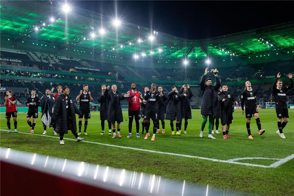 St.Paulis Jubel nach dem Pokal-Coup.Rolf Vennenbernd/dpa