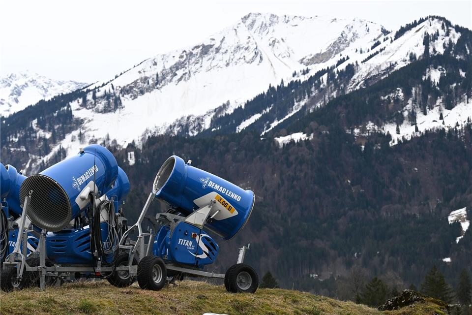 Staatliche Fördergelder für Schneekanonen? Die neue Förderrichtlinie in Bayern sieht das nicht mehr vor - zum Ärger von Wirtschaftsminister Hubert Aiwanger (Freie Wähler). (Symbolbild)Angelika Warmuth/dpa