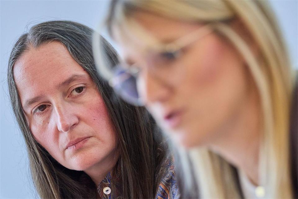Staatsanwältin und Ermittlungsleiterin berichten über den Erfolg.Rolf Vennenbernd/dpa