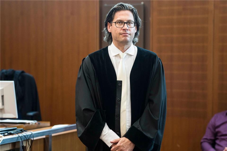 Ex-Polizist vor Gericht: Mord oder fahrlässige Tötung? Staatsanwalt Daniel Wegerich hat im Fall des Bundespolizisten, der seine Freundin erschossen haben soll, auf Mord plädiert. (Archivbild) Andreas Arnold/dpa