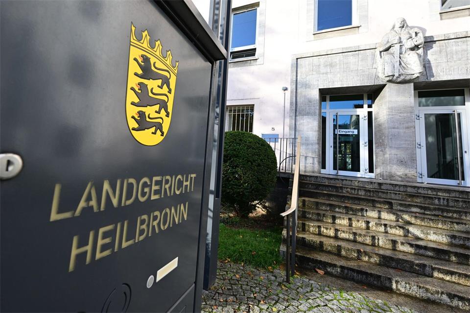 Staatsanwaltschaft, Nebenklage und Gericht waren vom Mordmerkmal der Heimtücke überzeugt. (Archivbild)Bernd Weißbrod/dpa