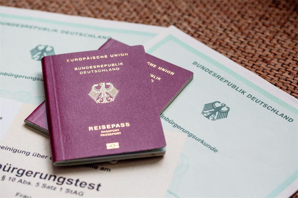 Staatsanwaltschaft und Polizei Aschaffenburg ermitteln im Zusammenhang mit mutmaßlich gefälschten Sprachzertifikaten. (Symbolbild)Fernando Gutierrez-Juarez/dpa