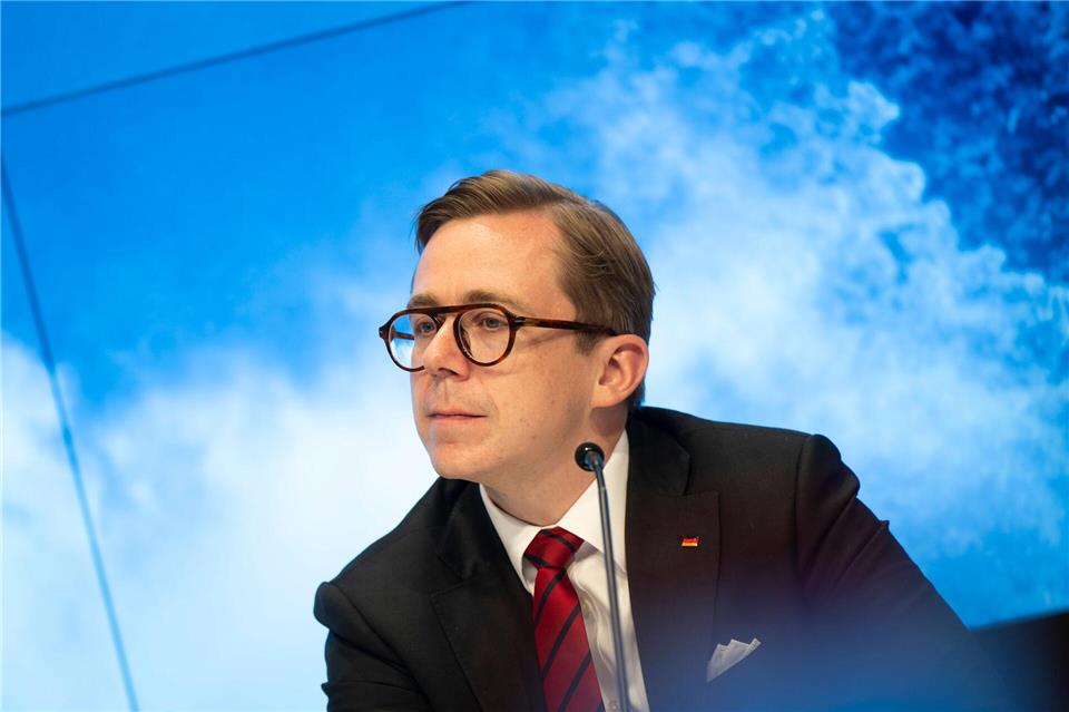 Staatsminister Amthor lehnt abstrakte Debatte über eine Grundgesetzänderung für mehr Klima- und Hitzeschutz ab.Philip Dulian/dpa