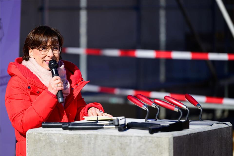 Staatssekretärin Christine Arbogast sieht das Mentoringprogramm als einen wichtigen Baustein, um Barrieren abzubauen. (Archivbild)Philipp Schulze/dpa