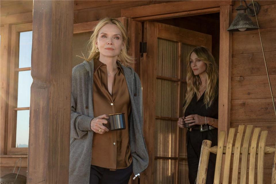 Stacy Clyburn (Michelle Pfeiffer) und ihre Tochter Abigail (Beau Garrett) suchen in der Natur von Montana nach Antworten.Emerson Miller/Paramount+/dpa