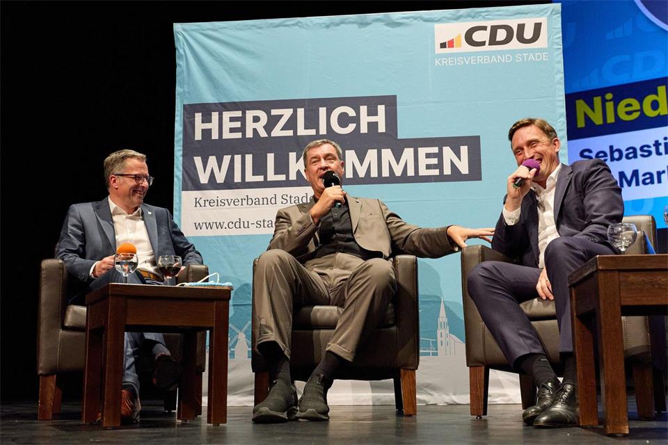 Stades Landrat Kai Seefried (l, CDU), Bayerns Ministerpräsident Markus Söder (CSU, M) und der Landesvorsitzende der CDU in Niedersachsen, Sebastian Lechner, haben vor Publikum über ihre politischen Ziele gesprochen.Georg Wendt/dpa