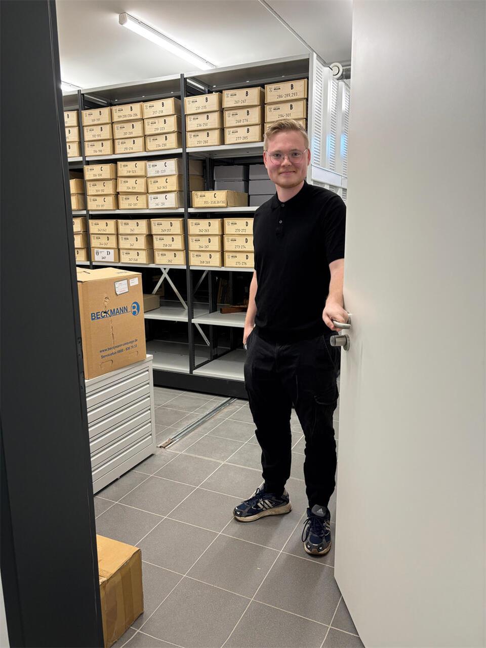 Stadtarchivar Torben Peinemann öffnet die Tür zum Stadtarchiv im Velener Rathaus.