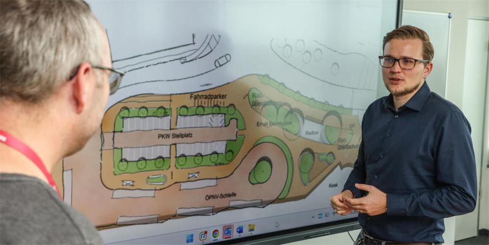 Stadtbaurat Dave Welling erläutert am Plan die geplante Neugestaltung des Bahnhofsvorplatzes in Bocholt.