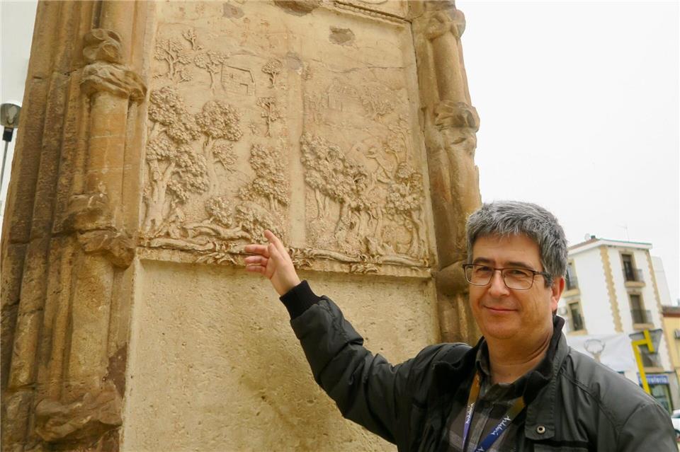 Olivenland: Auf den Spuren deutscher Siedler in Andalusien Stadtchronist Pedro Ramos erzählt in La Carolina über die Geschichte der deutschen Siedler.Daniela David/dpa-tmn