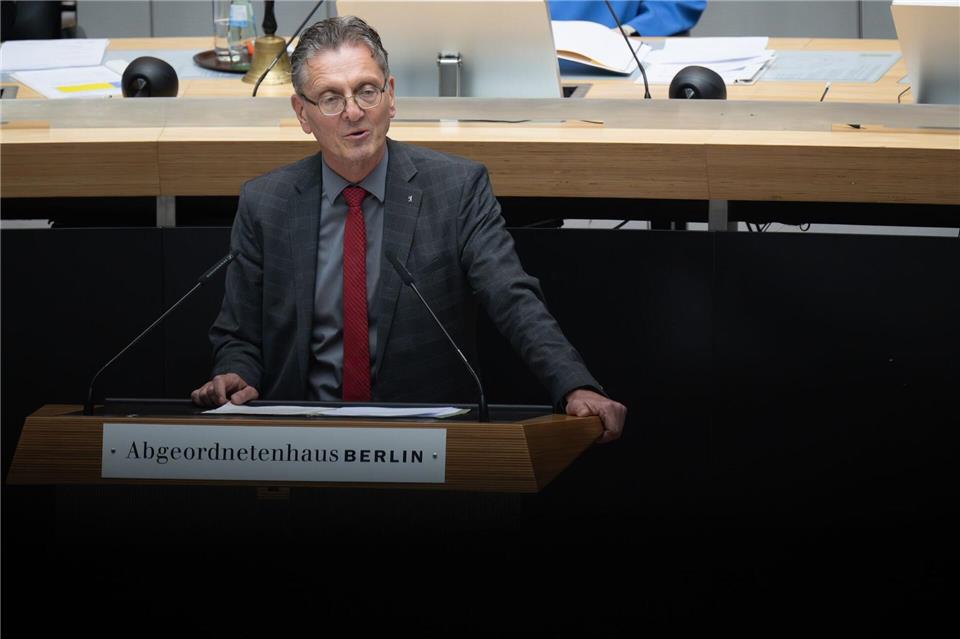 Stadtentwicklungssenator Christian Gaebler vertrat Innensenatorin Spranger. Sebastian Christoph Gollnow/dpa