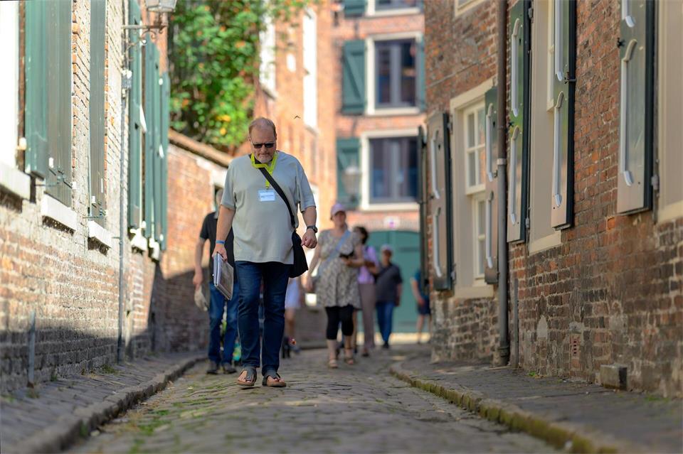 Stadtführer Günter Podlich ist selbst ein Fan der „Friesland“-Reihe. Izabela Mittwollen/dpa