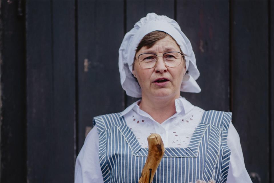 Stadtführerin Cäcilia Vehlken entführt als Kräuterfrau verkleidet ins historische Borken.