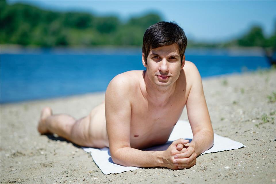 Stadtrat Julien Ferrat (Die Mannheimer) will am FKK-Strand auf der Friesenheimer Insel in Mannheim ein Trainingscamp bieten. Uwe Anspach/dpa