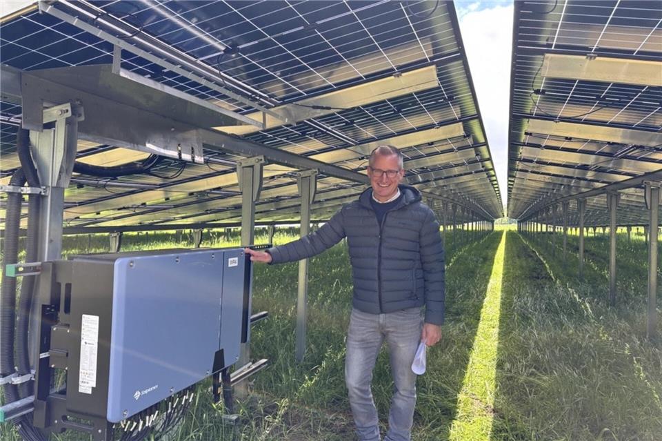 Stadtwerke-Geschäftsführer Tobias Dilkaute steht unter den 1512 Solarmodulen der Freiflächen PV-Anlage am Klärwerk Hamminkeln. Sie ist seit Monaten betriebsbereit. Strom liefert sie trotzdem noch nicht.