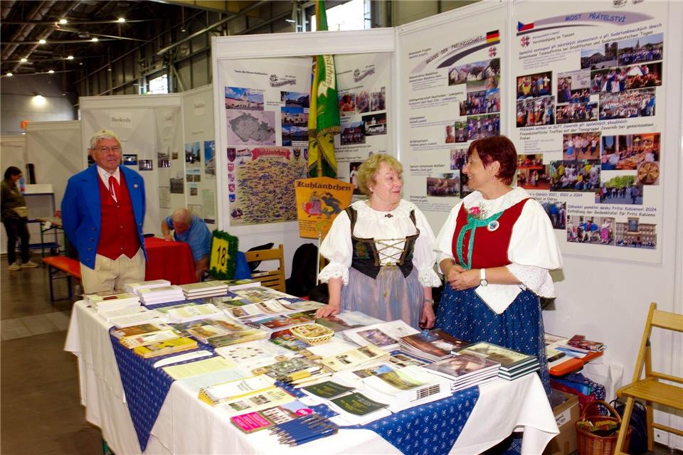 Stände präsentieren Brauchtum und Kultur der Vertriebenen und ihrer Heimatregionen beim Sudetendeutschen Tag auf dem Messegelände. Michael Heitmann/dpa