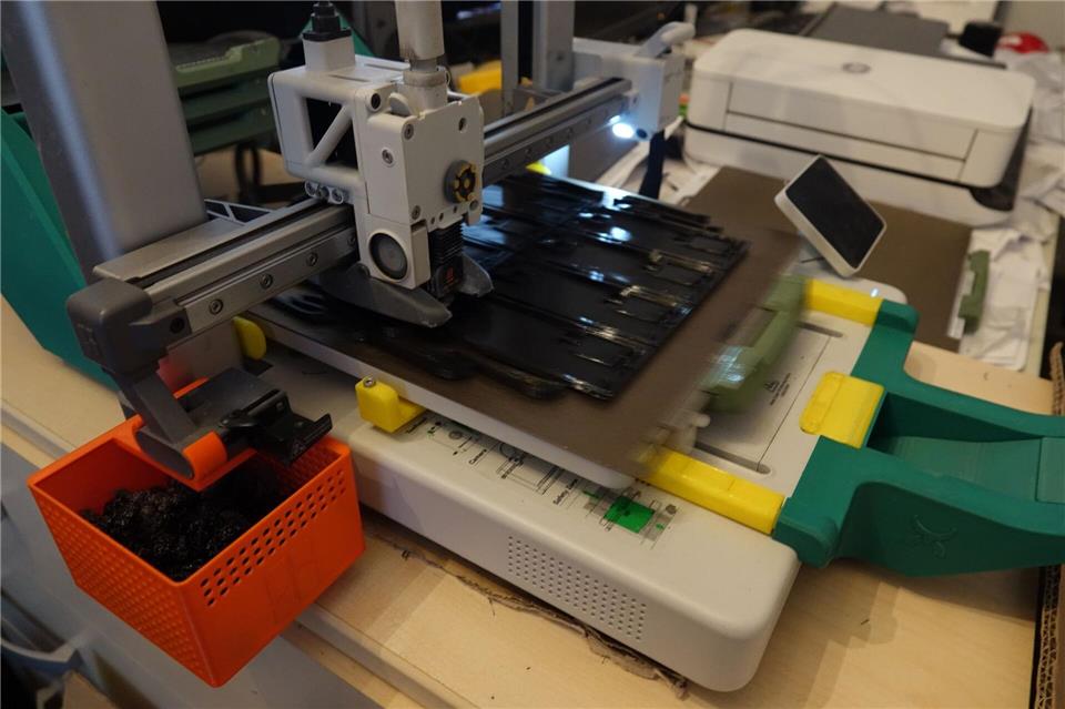 Ständig in Bewegung: Der 3D-Drucker eines Freiwilligen stellt Plastikkleinteile für die Ukraine her.Friedemann Kohler/dpa